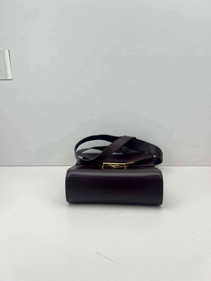 BOTTEGA VENETA BV Clip 葆蝶家翻蓋三角扣單肩斜挎郵差包,黑色金扣,經典設計 葡萄紫-2