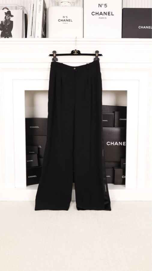 Chanel 94年黑金扣缎面字母滚边长裤-0