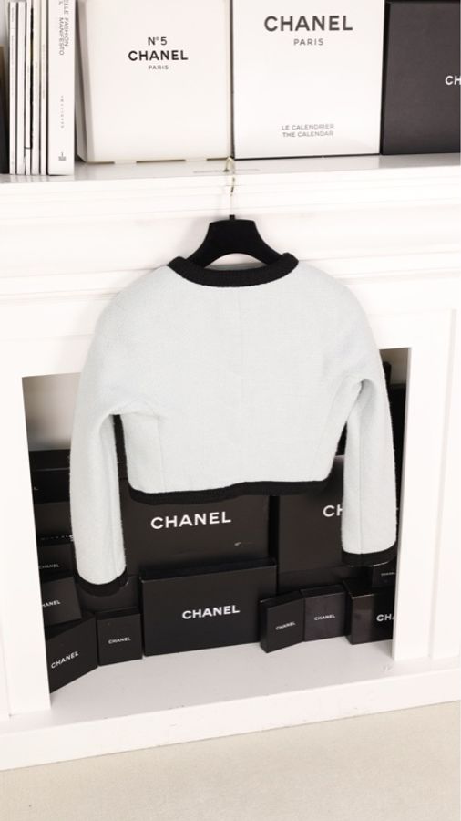 Chanel 90年海报款婴儿蓝羊毛黑色滚边两口袋crop短外套-1