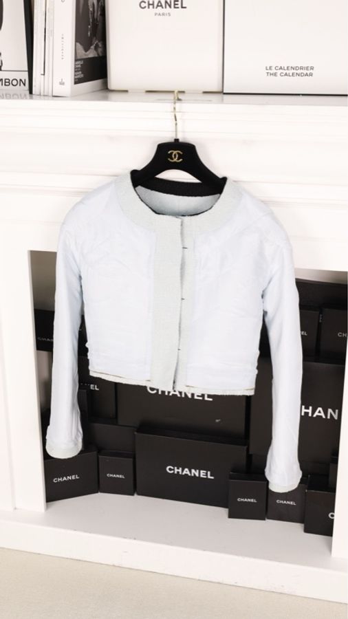 Chanel 90年海报款婴儿蓝羊毛黑色滚边两口袋crop短外套-5