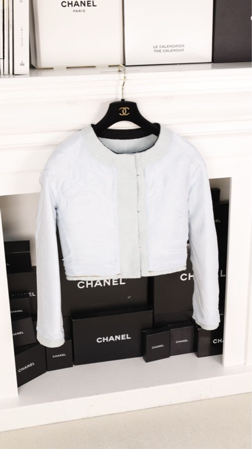 Chanel 90年海报款婴儿蓝羊毛黑色滚边两口袋crop短外套-6