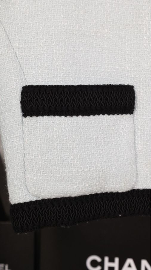 Chanel 90年海报款婴儿蓝羊毛黑色滚边两口袋crop短外套-19