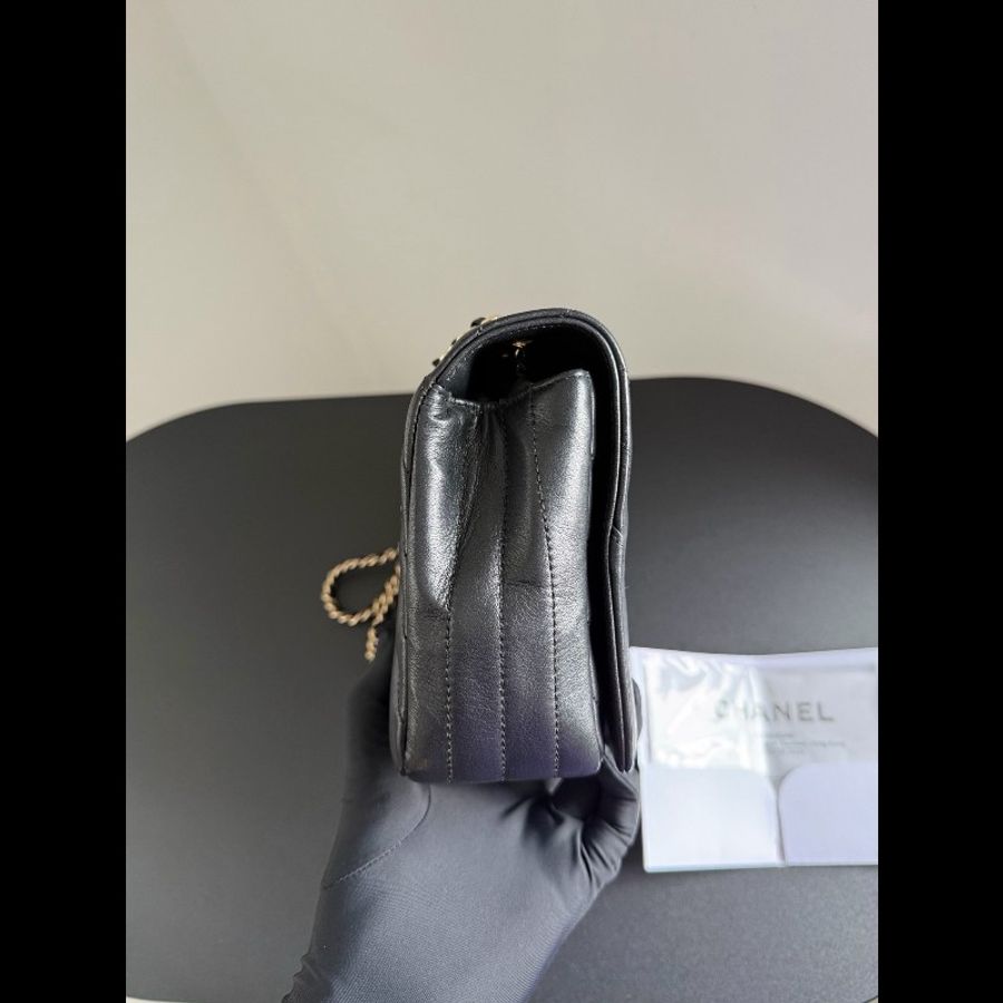 Chanel香奈兒限量V紋口蓋包-1
