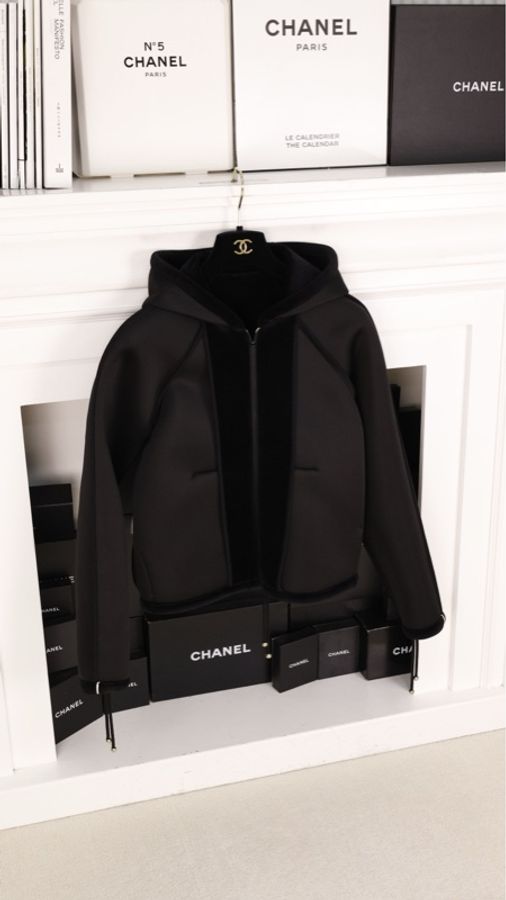 Chanel 18年黑色丝绒太空棉两口袋拉链连帽上衣外套-7