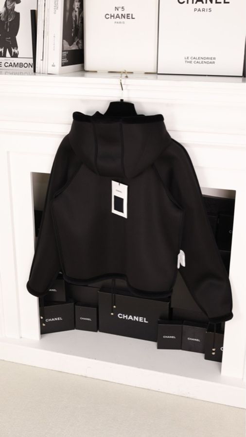 Chanel 18年黑色丝绒太空棉两口袋拉链连帽上衣外套-9