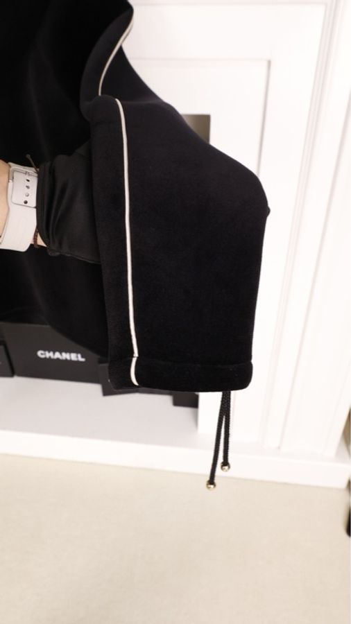 Chanel 18年黑色丝绒太空棉两口袋拉链连帽上衣外套-28