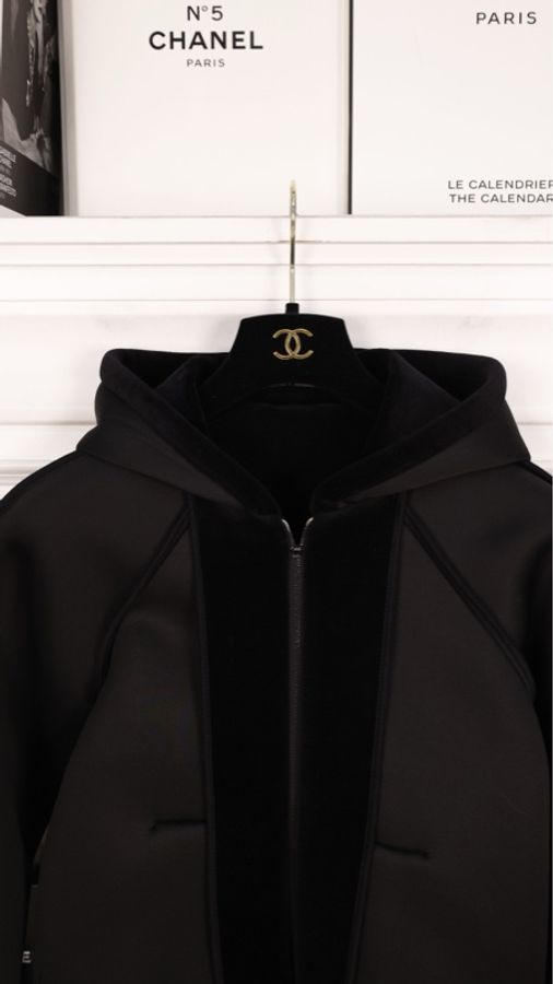Chanel 18年黑色丝绒太空棉两口袋拉链连帽上衣外套-30