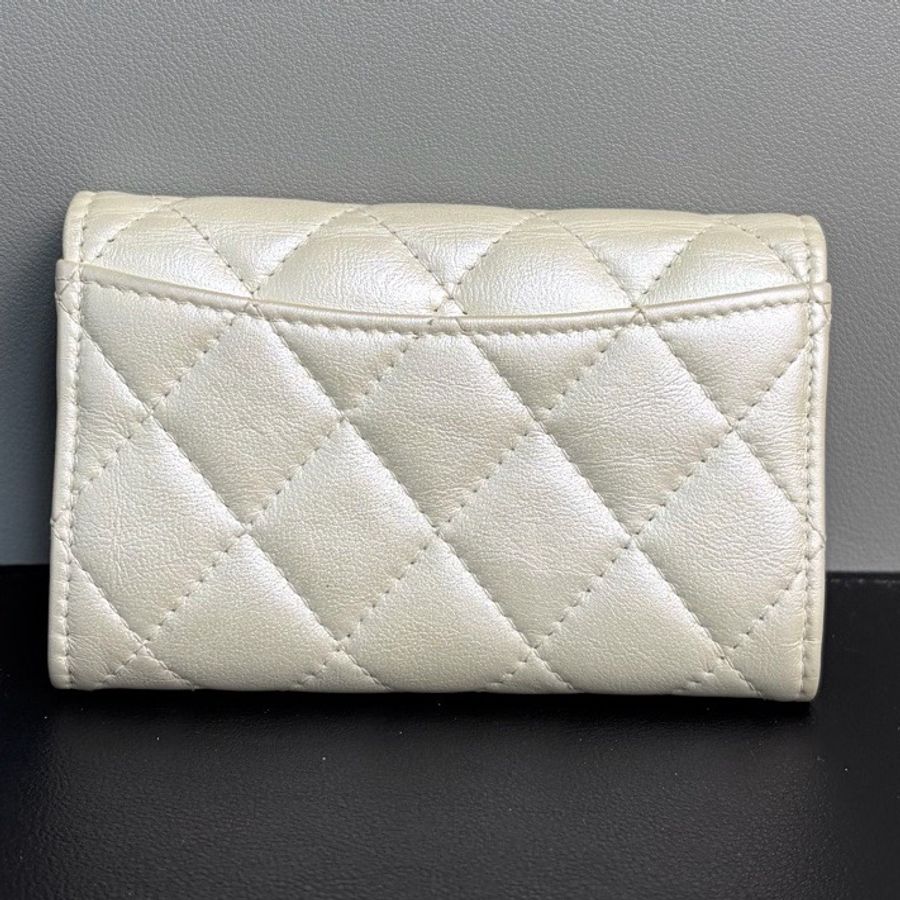 Chanel/香奈兒 珠光白色牛皮 卡包零錢包 31開 菱格紋壓紋設計,金色雙C扣飾-2