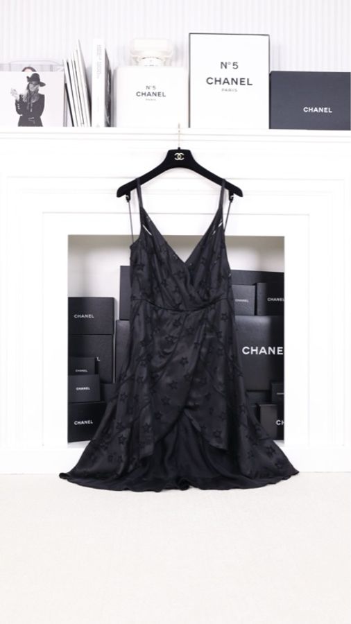 Chanel 24C秀款黑色真丝五角星浮雕印花深V不规则裙边吊带连衣裙-1