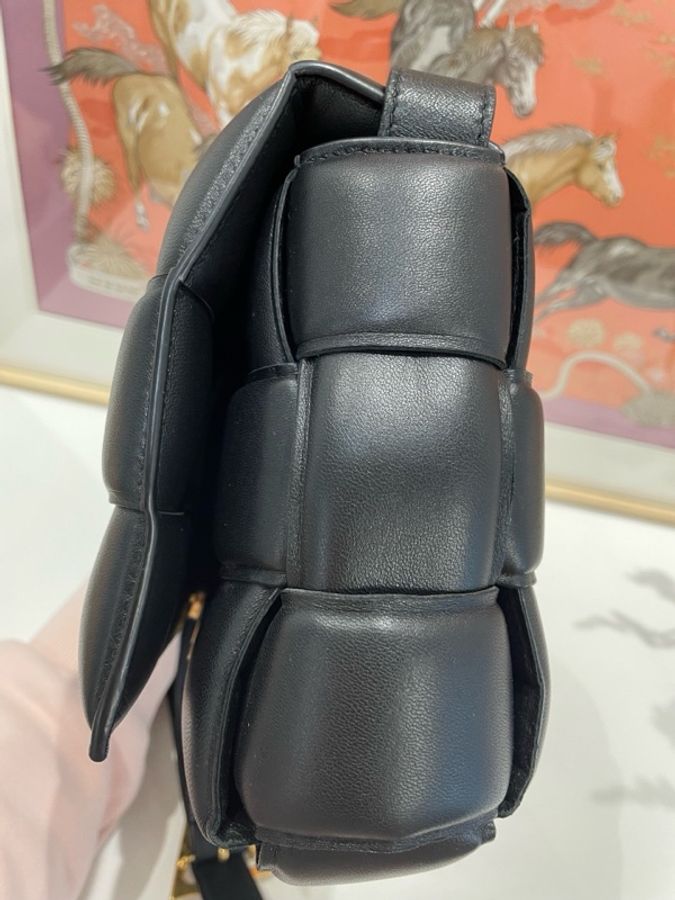 葆蝶家/Bottega Veneta Cassette編織黑色羊皮革 男女同款斜挎包 尺寸18*26*8-2