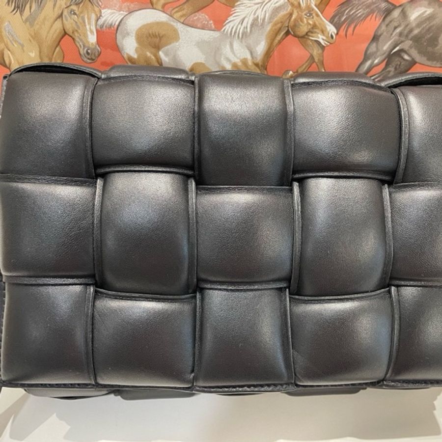 葆蝶家/Bottega Veneta Cassette編織黑色羊皮革 男女同款斜挎包 尺寸18*26*8-5