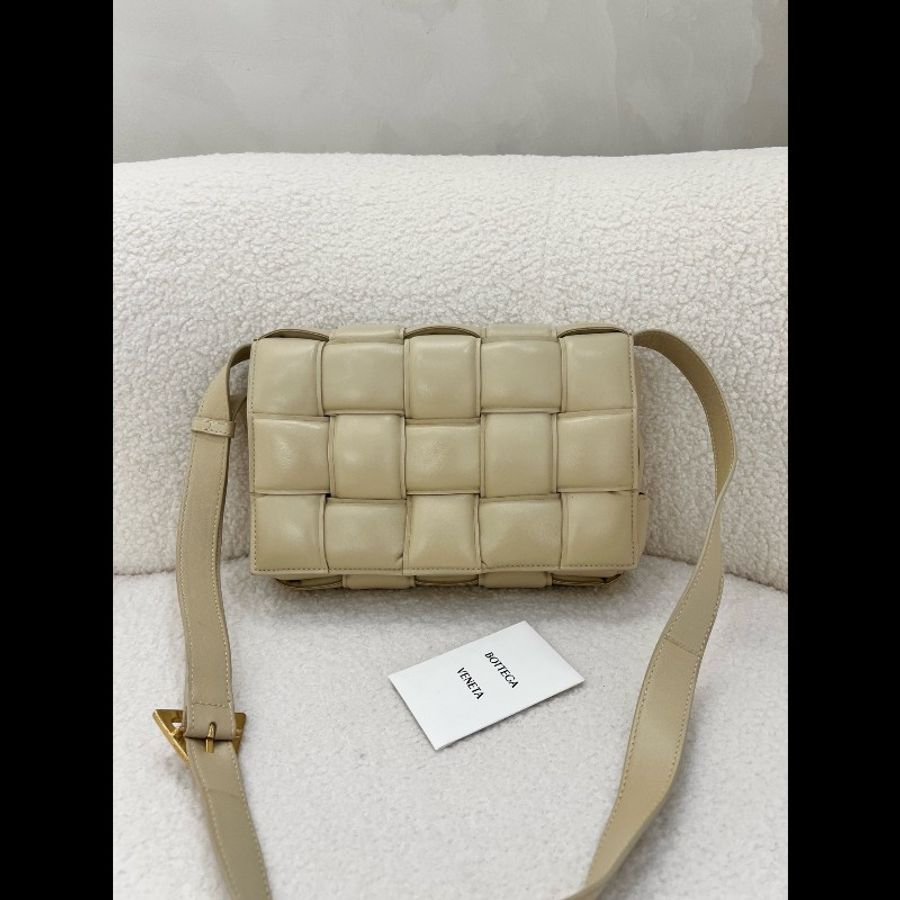 葆蝶家Bottega Veneta Padded Cassette 15格編織枕頭包單肩斜挎包 98新❤️ 肩帶可調節 款式經典-0