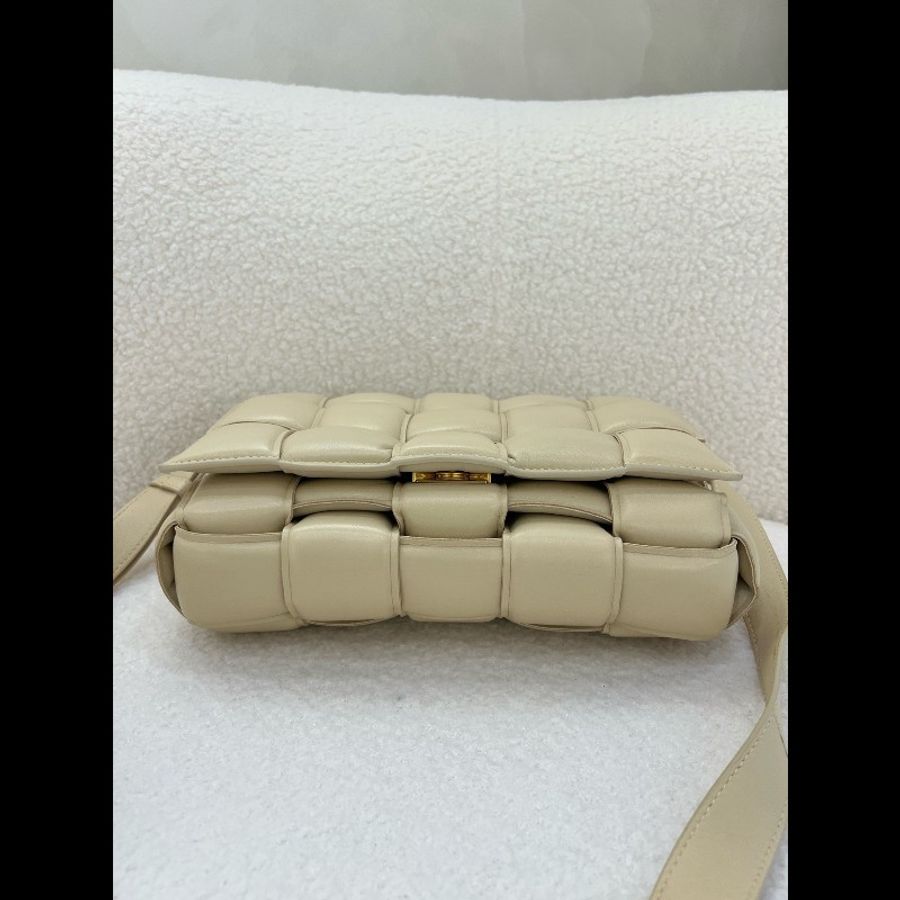 葆蝶家Bottega Veneta Padded Cassette 15格編織枕頭包單肩斜挎包 98新❤️ 肩帶可調節 款式經典-4