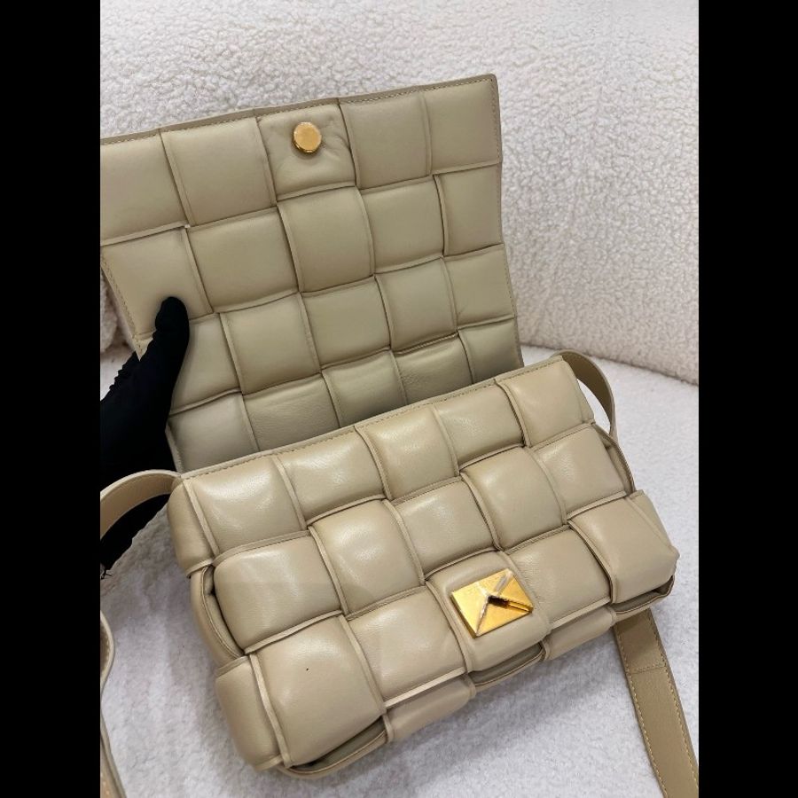 葆蝶家Bottega Veneta Padded Cassette 15格編織枕頭包單肩斜挎包 98新❤️ 肩帶可調節 款式經典-6