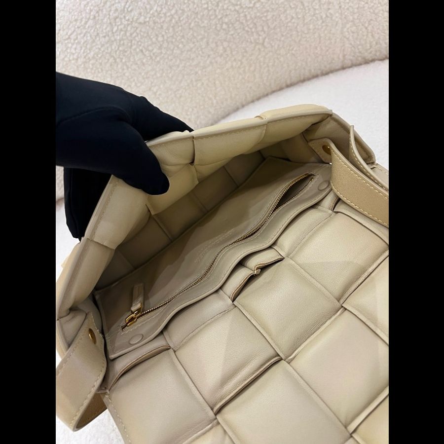 葆蝶家Bottega Veneta Padded Cassette 15格編織枕頭包單肩斜挎包 98新❤️ 肩帶可調節 款式經典-7