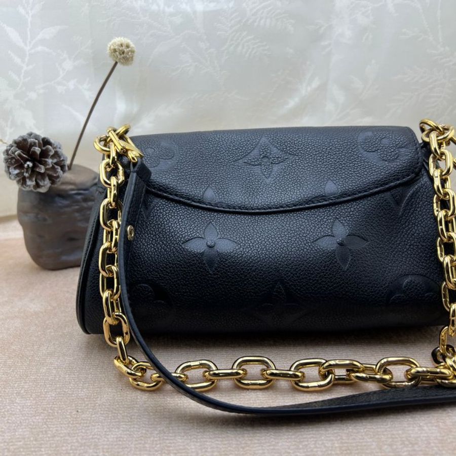 LV Favorite 黑色壓紋手袋-8