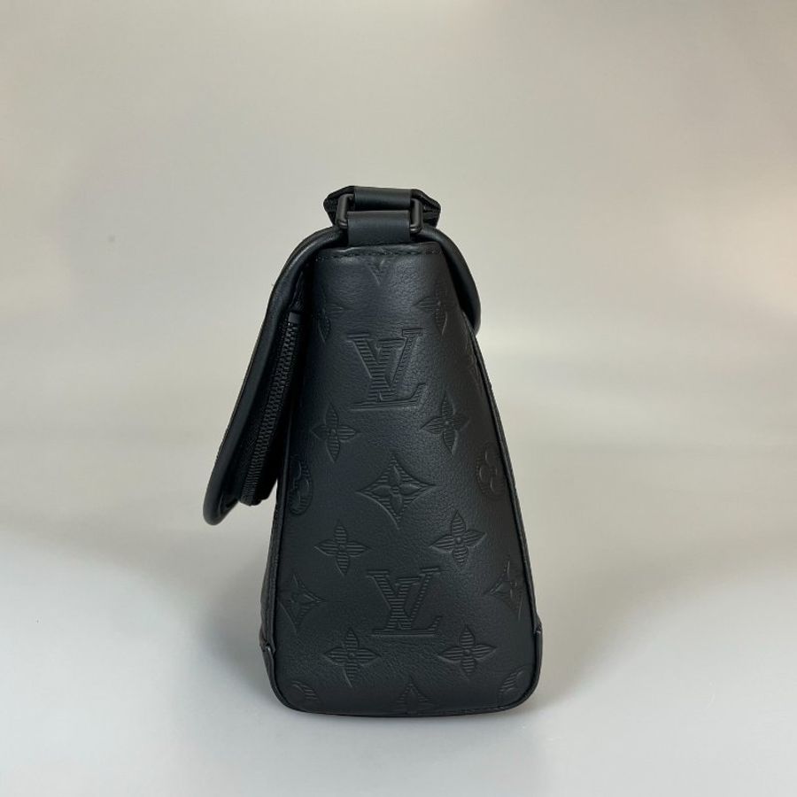 LV M14874/晶片款 黑皮革壓紋郵差包-4
