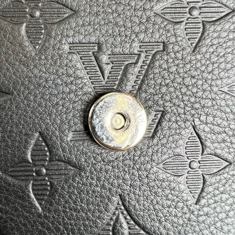 LV M14874/晶片款 黑皮革壓紋郵差包-10