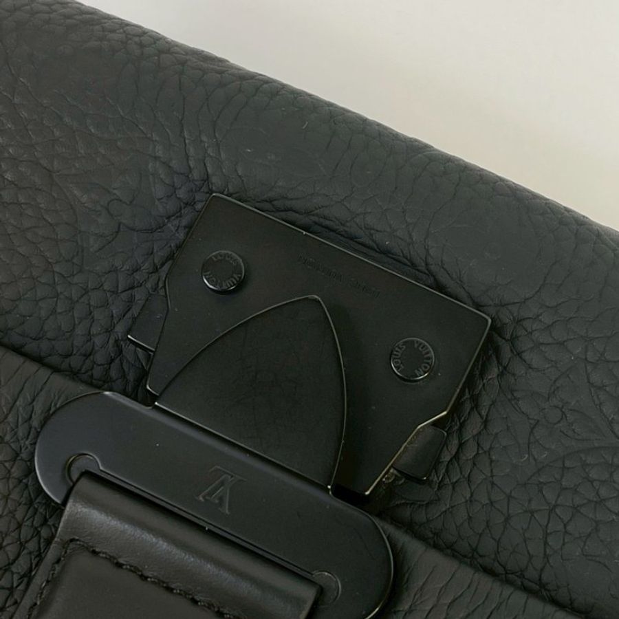 LV S-Cape皮革壓紋郵差包-6