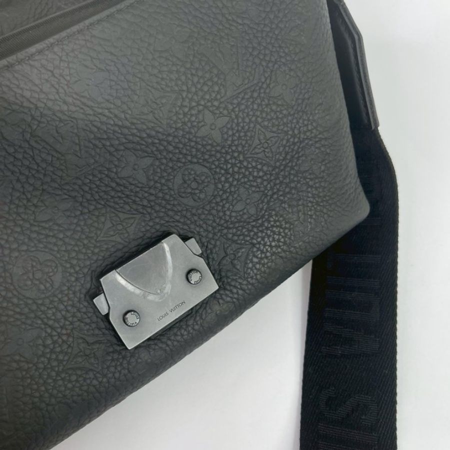 LV S-Cape皮革壓紋郵差包-9