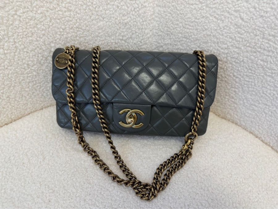 Chanel 香奈兒稀有秀款灰金牛皮金幣 CF 鏈條包,難得小號,尺寸 25*14,專櫃復刻款大熱門,金幣可調節鏈帶長短。-10