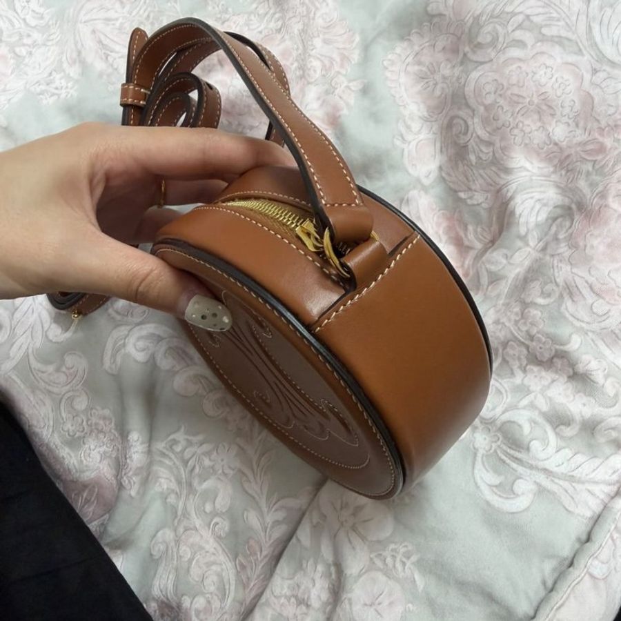 💎Han's house精品服飾💎CELINE 凱旋門 小牛皮 mini 圓餅包16X12X4-4