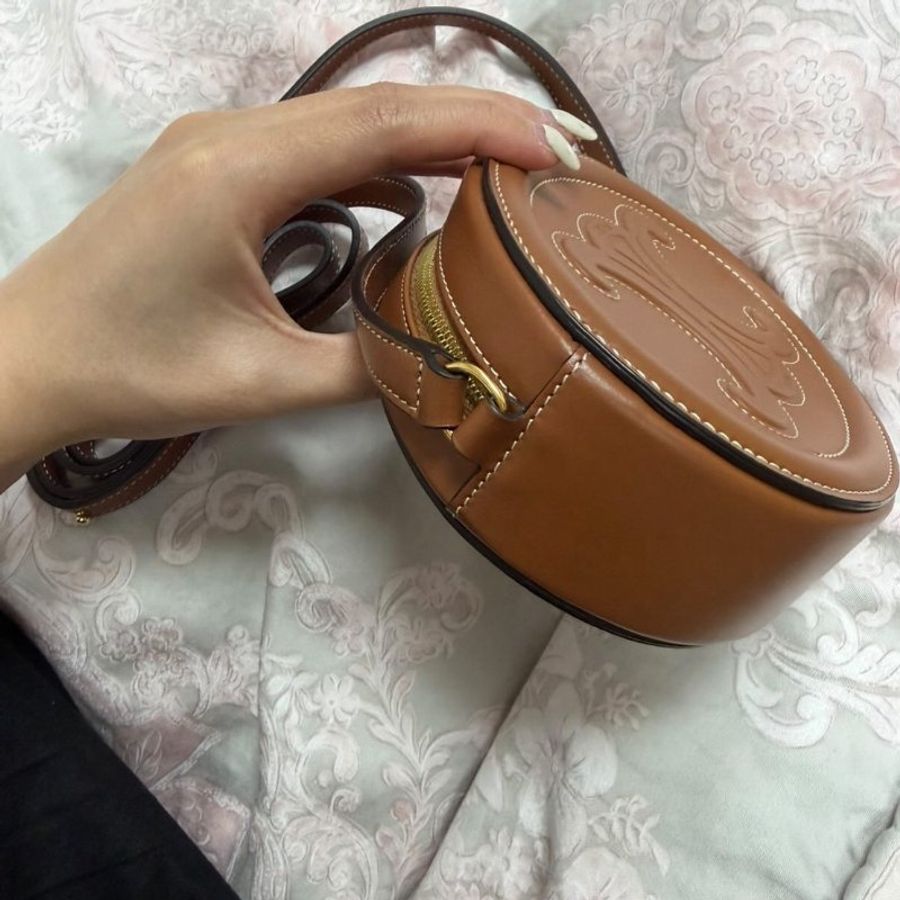 💎Han's house精品服飾💎CELINE 凱旋門 小牛皮 mini 圓餅包16X12X4-5