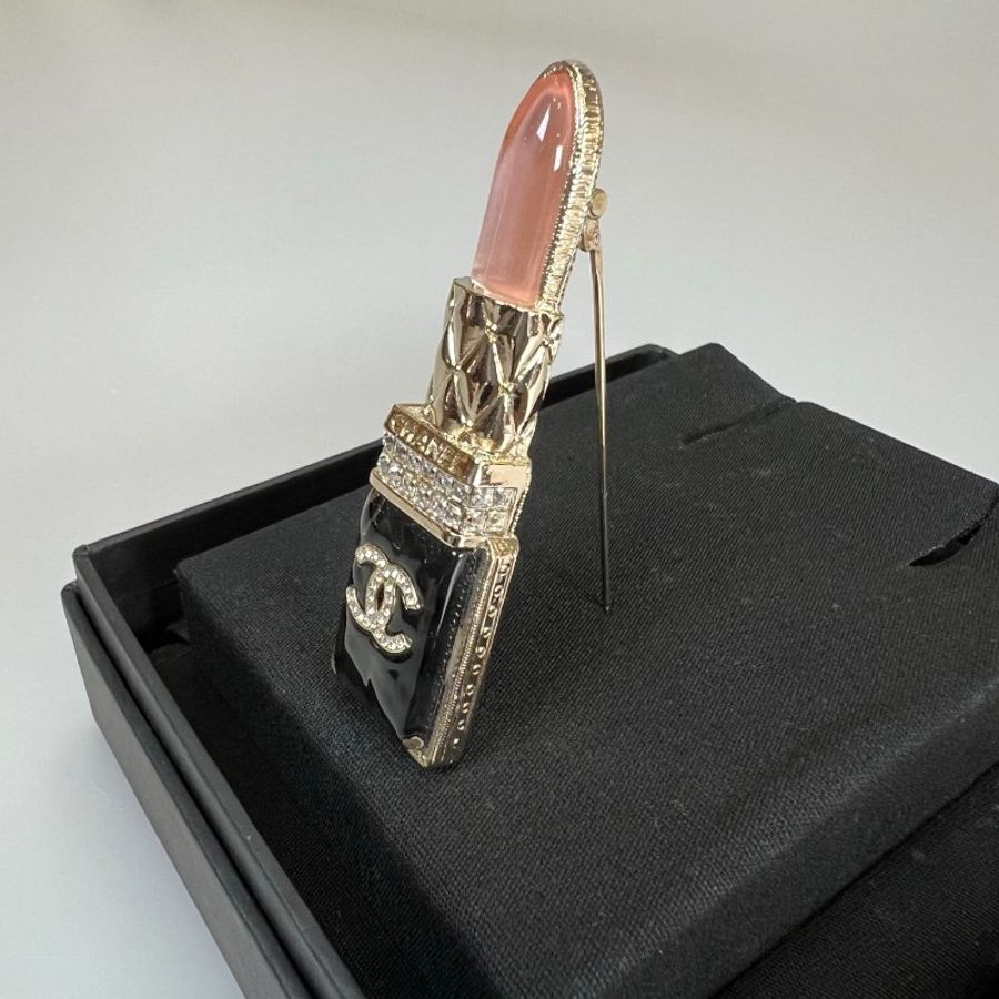 CHANEL 淡金口紅胸針-3