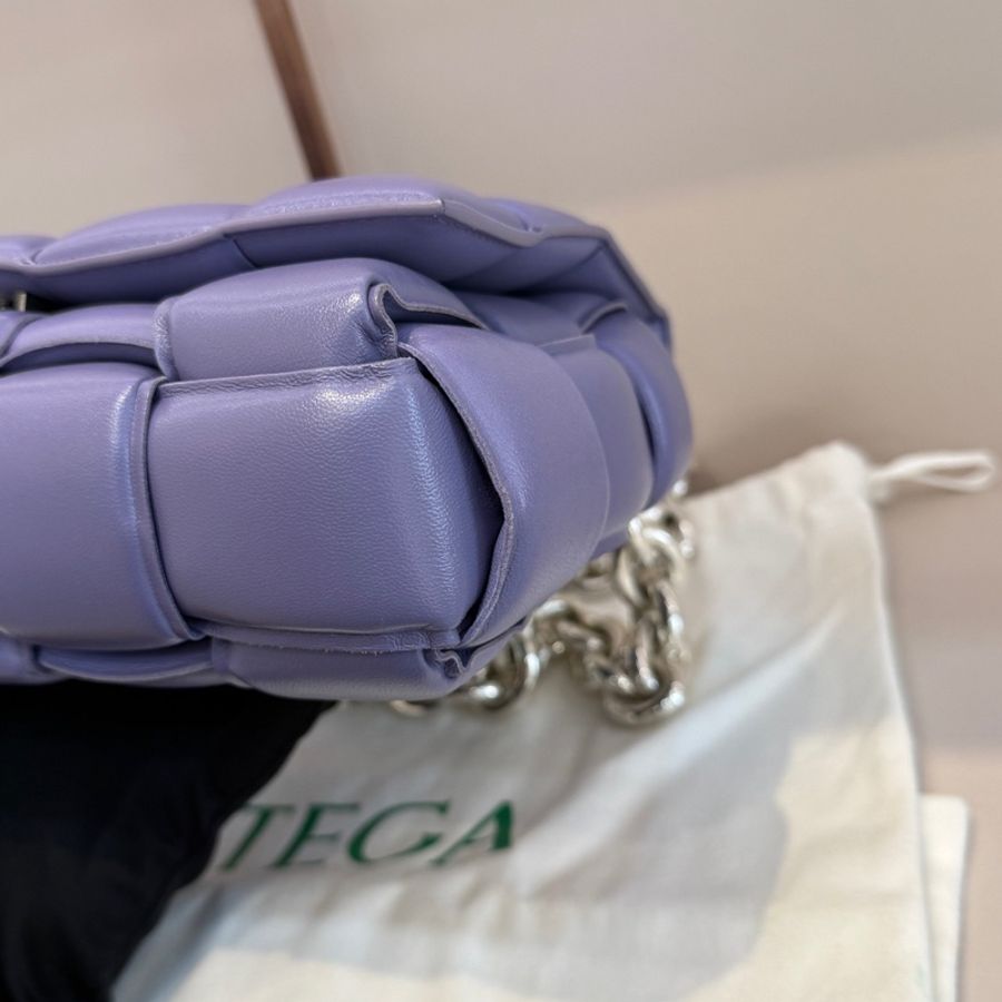 Bottega Veneta/葆蝶家 Padded Cassette 紫色15格鏈條枕頭包,98新-4