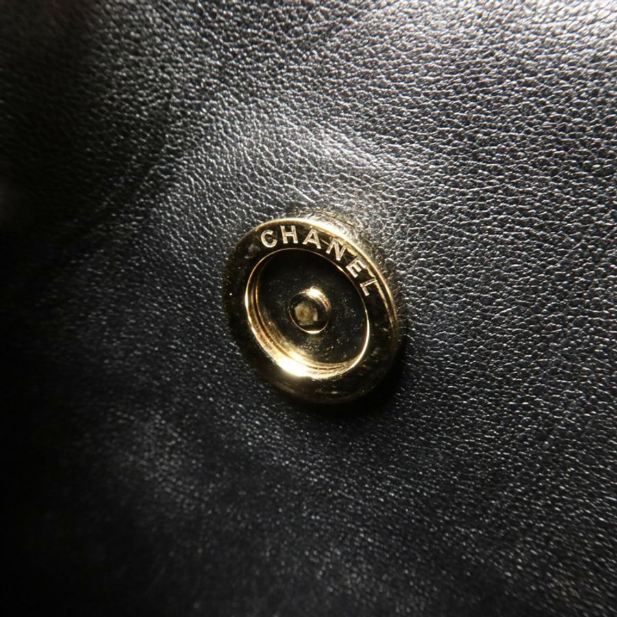 CHANEL 牛皮皮革Mini Bucket鏈帶肩背袋-9