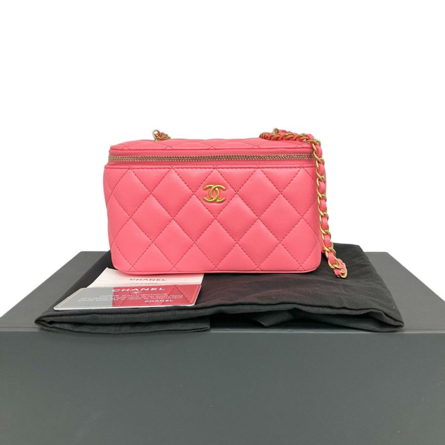 △ CHANEL 香奈兒 Pink Lambskin Gold Tone Metal Gold Ball Chain No.32 Vanity Case 粉紅色小羊皮金色金屬No.32化妝箱 AP2303-267012245-0