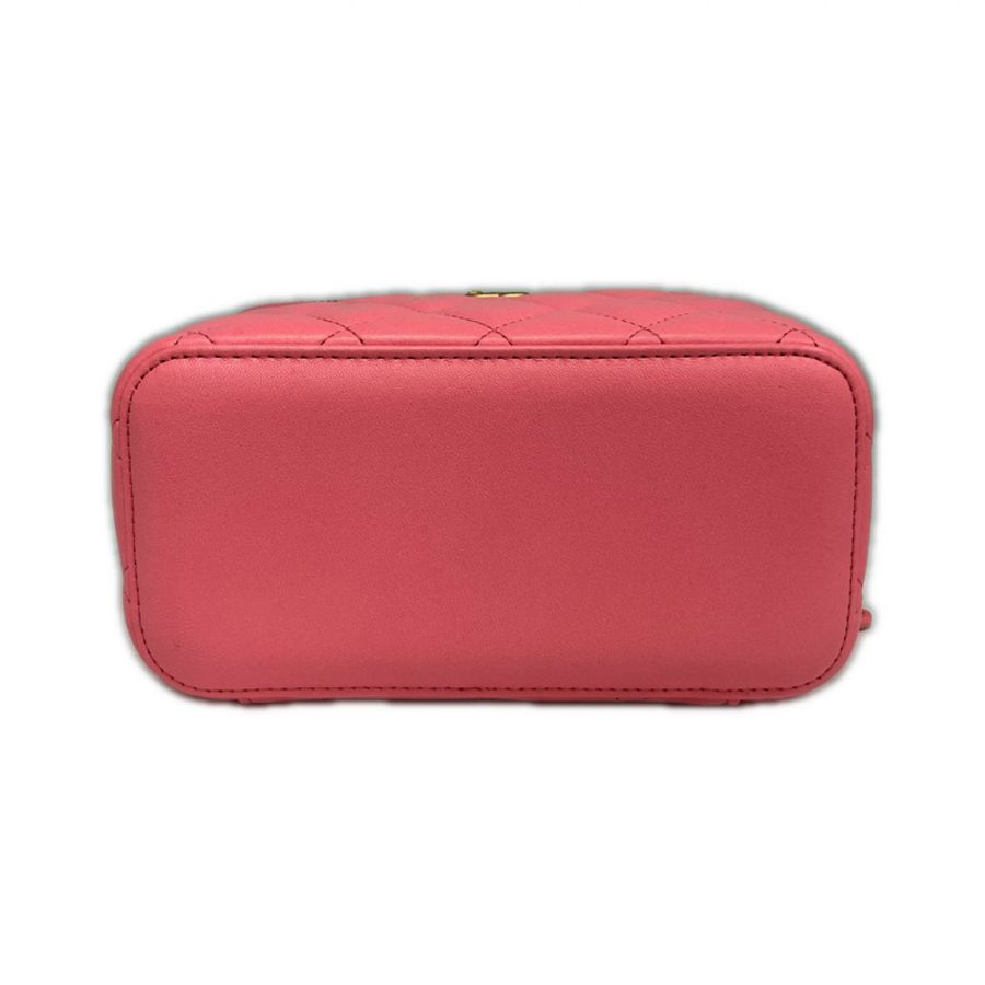 △ CHANEL 香奈兒 Pink Lambskin Gold Tone Metal Gold Ball Chain No.32 Vanity Case 粉紅色小羊皮金色金屬No.32化妝箱 AP2303-267012245-5