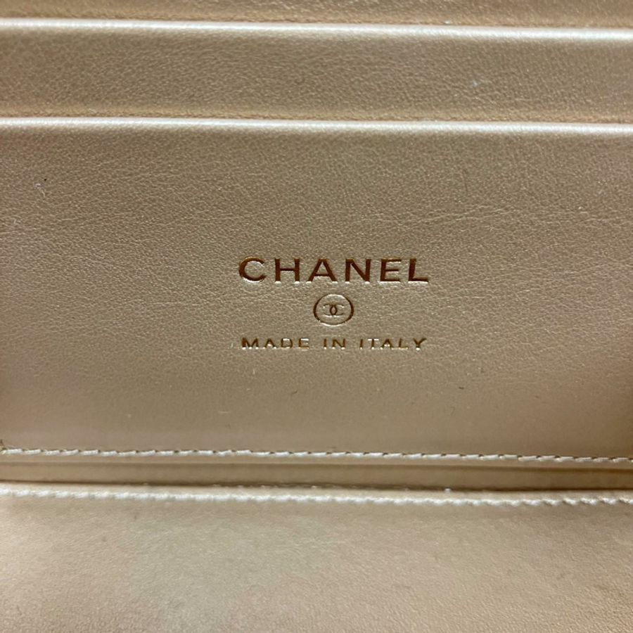 △ CHANEL 香奈兒 Pink Lambskin Gold Tone Metal Gold Ball Chain No.32 Vanity Case 粉紅色小羊皮金色金屬No.32化妝箱 AP2303-267012245-17