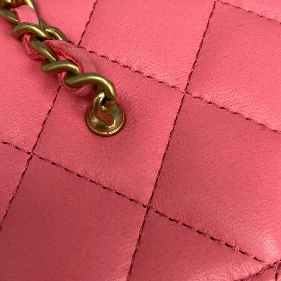 △ CHANEL 香奈兒 Pink Lambskin Gold Tone Metal Gold Ball Chain No.32 Vanity Case 粉紅色小羊皮金色金屬No.32化妝箱 AP2303-267012245-21