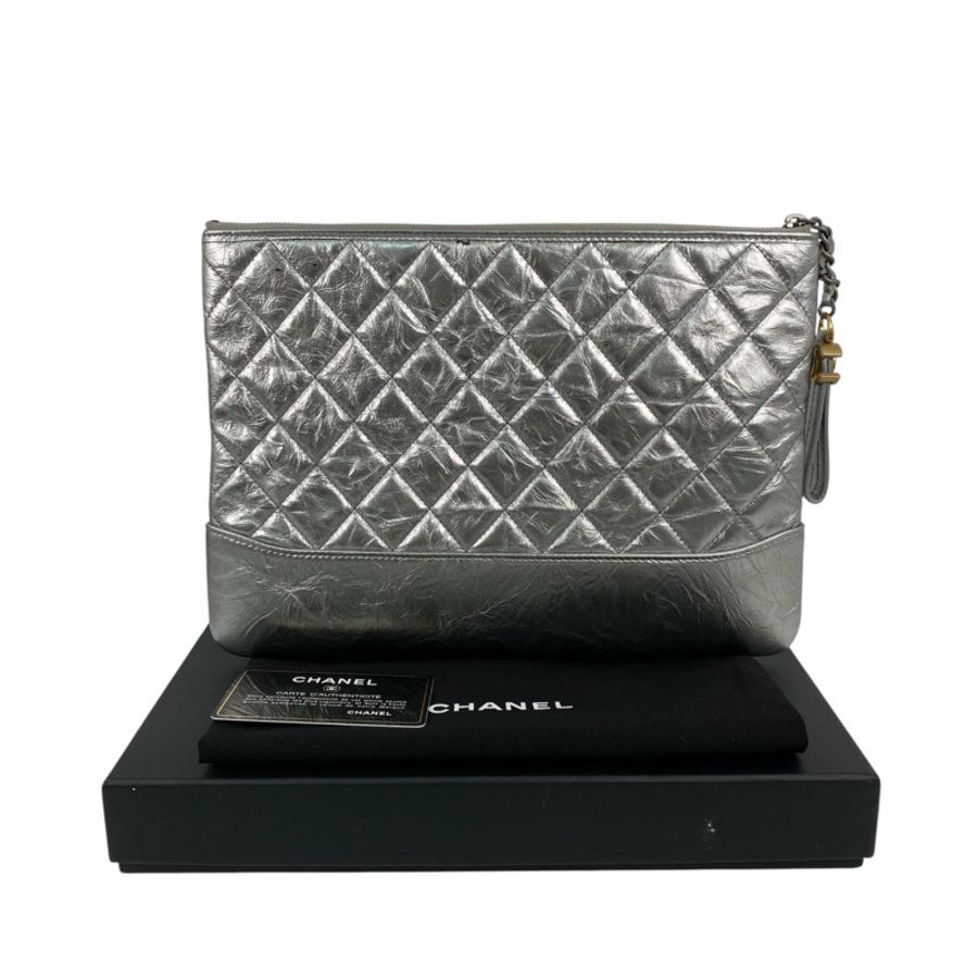 △ CHANEL 香奈兒 Silver Calfskin Gold Tone Metal And Ruthenium-Finish Metal No.24 Gabrielle Clutch 銀色小牛皮金色金屬和鍍釕金屬No.24手拿包-267013297-0