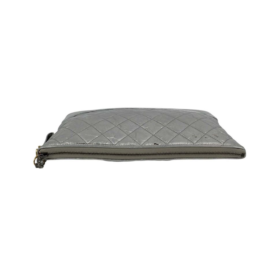 △ CHANEL 香奈兒 Silver Calfskin Gold Tone Metal And Ruthenium-Finish Metal No.24 Gabrielle Clutch 銀色小牛皮金色金屬和鍍釕金屬No.24手拿包-267013297-5