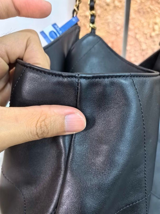 香奈兒 Chanel Maxi小牛皮與金色金屬 36 x 59 x 13-3