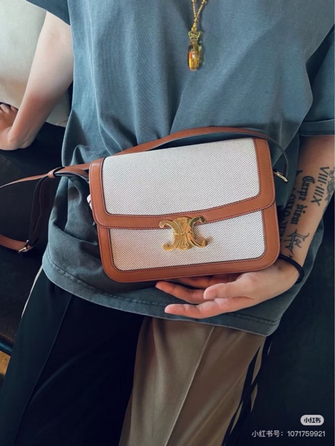 威選精品|CELINE TRIOMPHE 帆布拼皮肩背斜背包 🤎✨-1