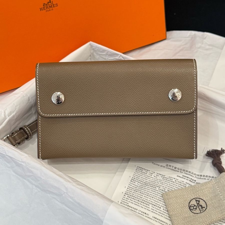 未使用Hermes/愛馬仕最新款snap wallet斜挎包大象灰銀扣 W刻-1