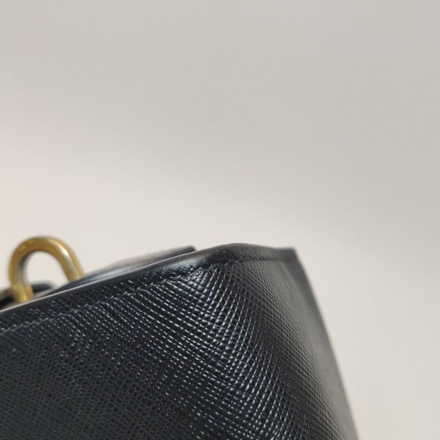 Prada 牛皮純色字母logo拉鍊斜背包-19