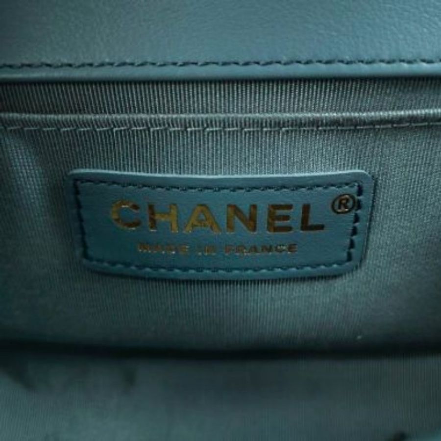 Chanel Leboy 季節限定款小號牛皮純色V紋絎縫方形雙C鎖扣斜挎包-10