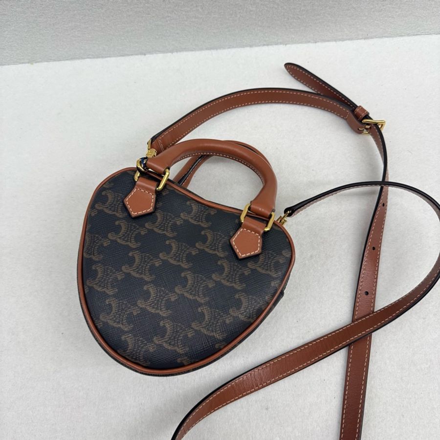 CÉLINE Heart Monogram Triomphe Canvas 凱旋門老花愛心型單肩包-12