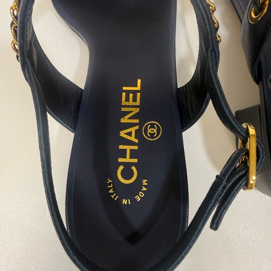 Chanel深藍色皮穿鏈底跟涼鞋-15
