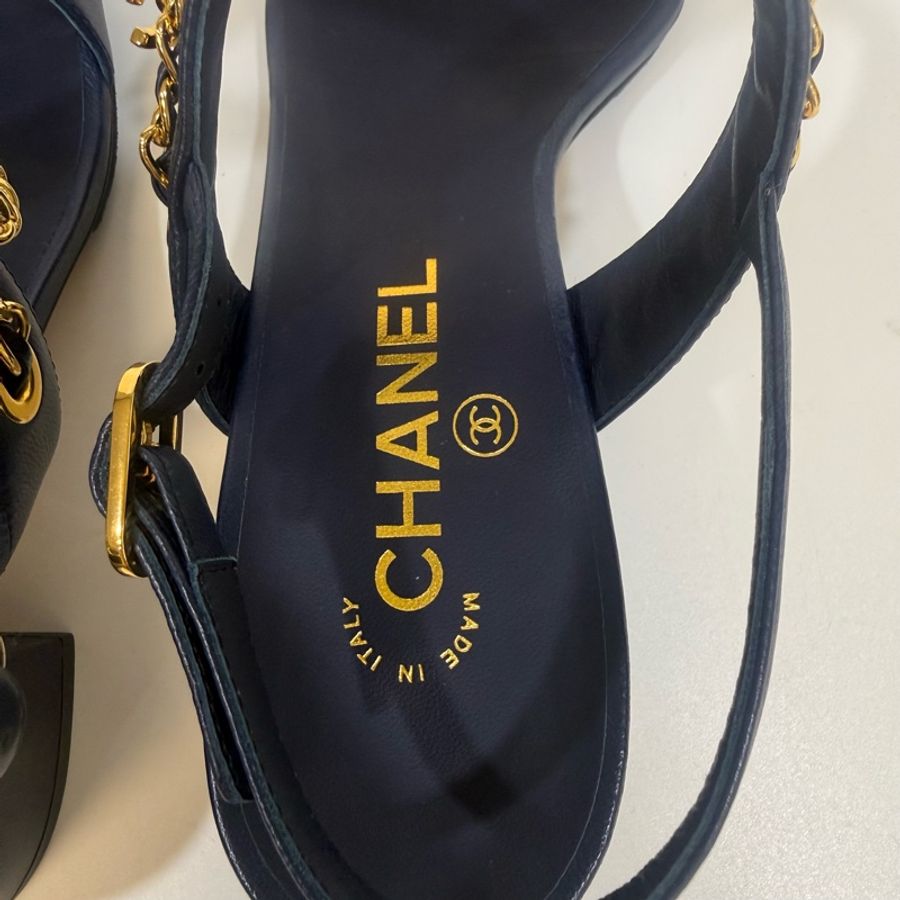 Chanel深藍色皮穿鏈底跟涼鞋-16