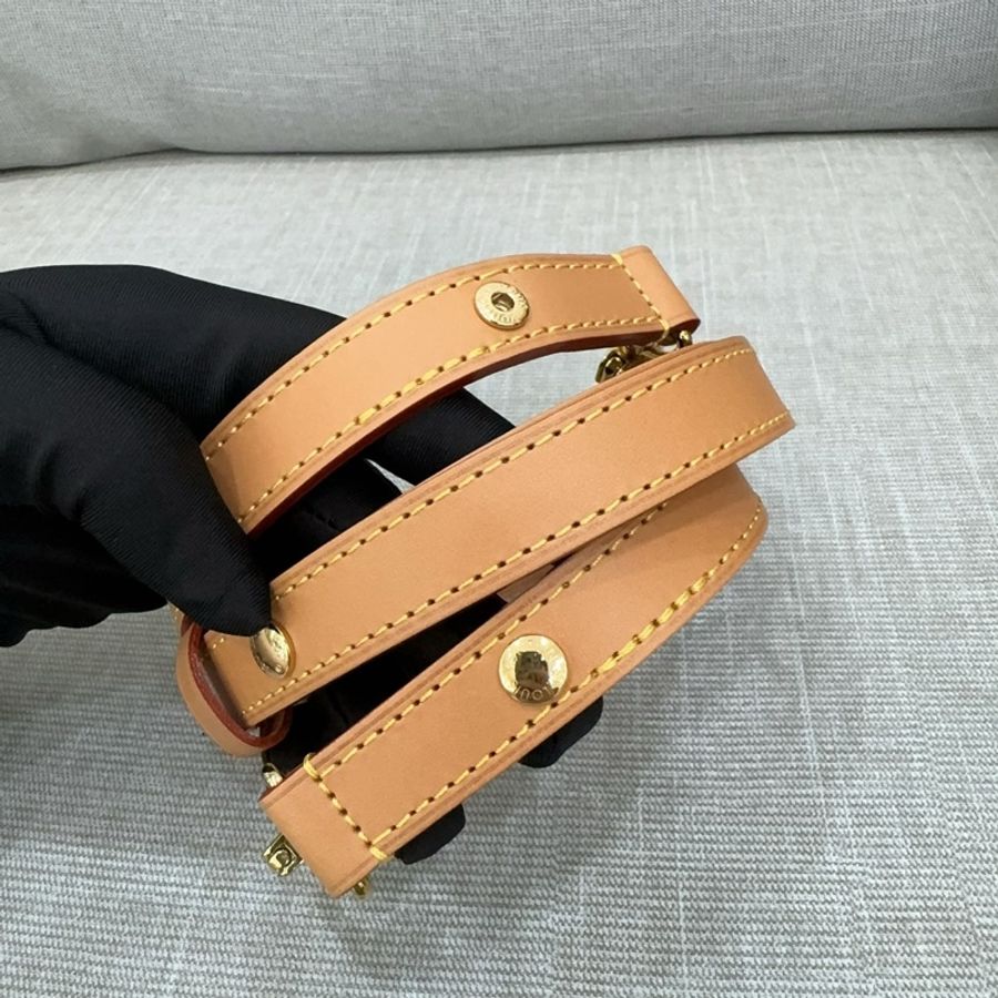 JK國際二手精品✨LV M81098 月亮包 晶片款 購證正本-17