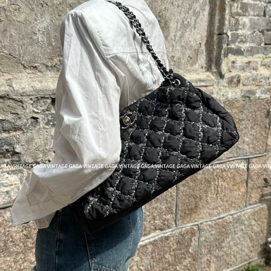 Chanel • 經典黑銀外縫線尼龍雲朵包-1