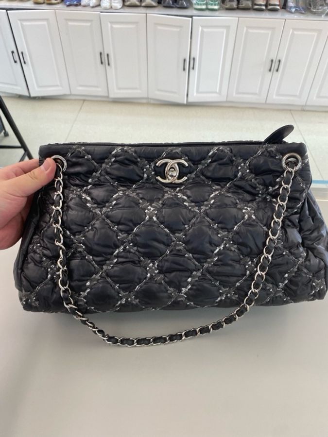 Chanel • 經典黑銀外縫線尼龍雲朵包-2