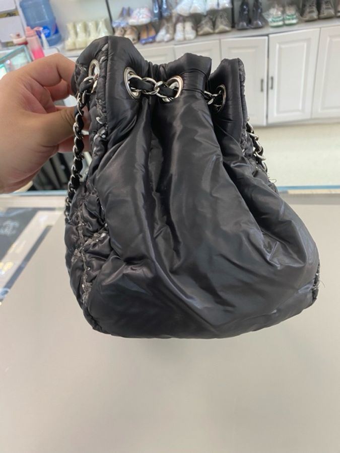 Chanel • 經典黑銀外縫線尼龍雲朵包-5