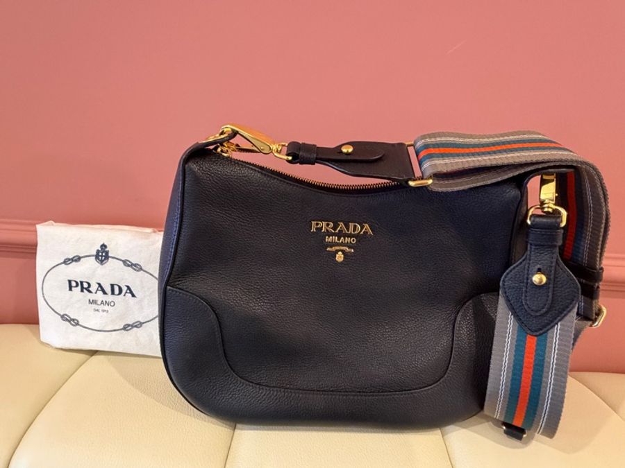 Prada 經典 Vitello Phenix 黑色LOGO 流浪包/新月包 荔枝紋牛皮金色浮雕-0