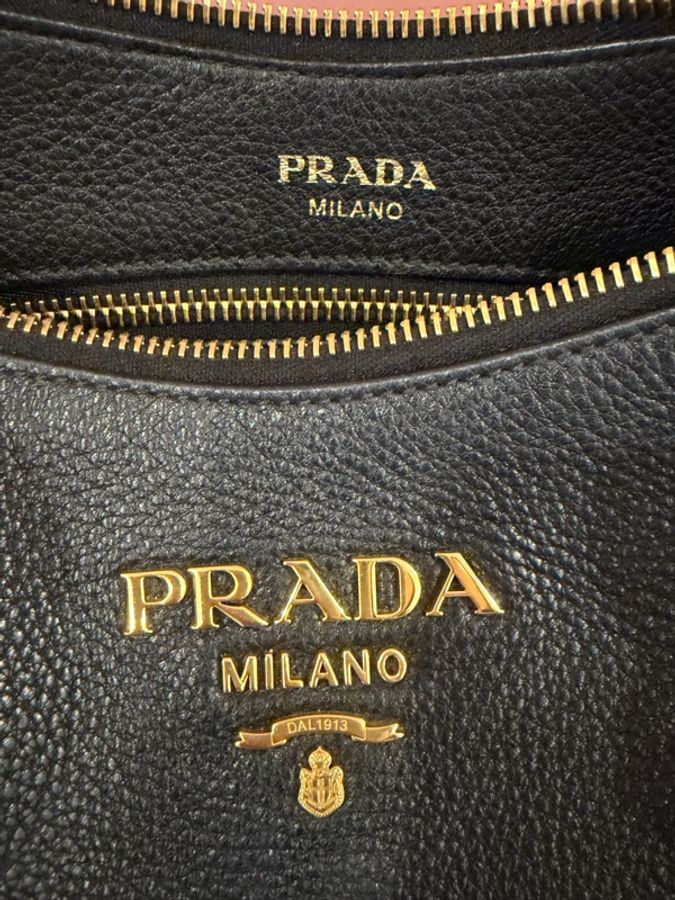 Prada 經典 Vitello Phenix 黑色LOGO 流浪包/新月包 荔枝紋牛皮金色浮雕-1